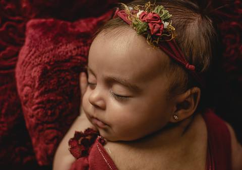 Bebê old newborn de 45 dias em posição lateral, ensaio realizado com técnica adaptada para recém-nascido mais velho'