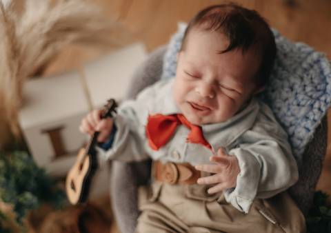 bebê tocando violão'