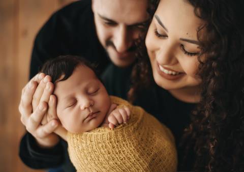 foto newborn com os pais'
