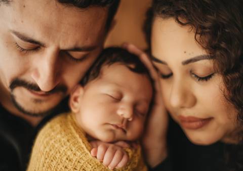 foto newborn com os pais'