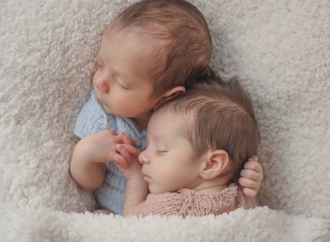 Newborn Gêmeos - mãos dadas'