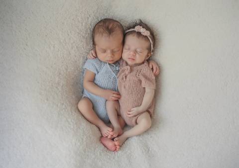 Newborn Gêmeos - abraço'