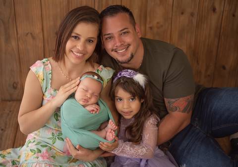 foto newborn com os pais'