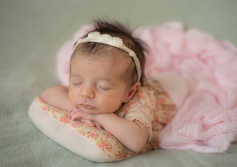 Ensaio Newborn Cecília - pose bracinho'