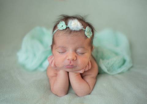 Ensaio Newborn Cecília - pose sapinho'
