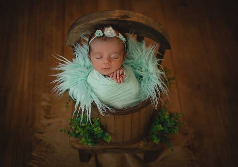 Ensaio Newborn Cecília - enrolada no wrap no baldinho'