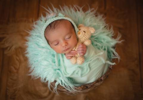 Ensaio Newborn Cecília - pose baldinho'