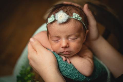 Ensaio Newborn Cecília - mãos da mamãe'