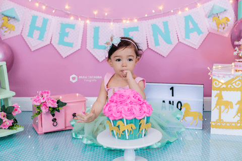 smashthecake-smashthecakebh-smashthecakecarrossel-smashthecakecarrosselencantado-smashthecakedemenina-ensaioinfantilcombolo-ensaiocombolo-babyhelena-helena-maedahelena-cakesmash-mesversario-amordemae-fotografadebebes-jhullitatagibafotografia'