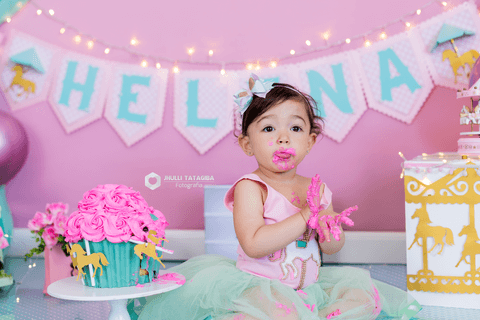 smashthecake-smashthecakebh-smashthecakecarrossel-smashthecakecarrosselencantado-smashthecakedemenina-ensaioinfantilcombolo-ensaiocombolo-babyhelena-helena-maedahelena-cakesmash-mesversario-amordemae-fotografadebebes-jhullitatagibafotografia'