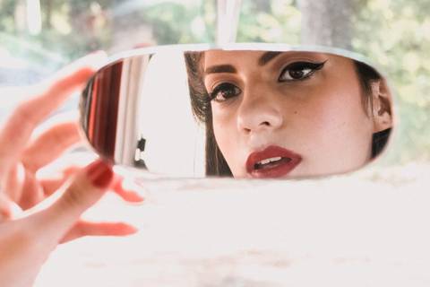 pin-up ensaio para maquiadora com tema antigo e carro antigo da época, portifólio cheio de personalidade onde mostra a habilidades tecnicas e tb criatividade para se adaptar a temas específicos'