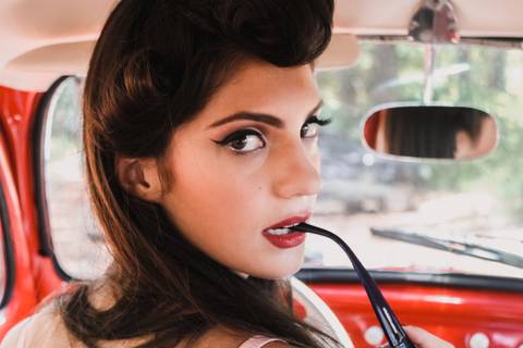 pin-up ensaio para maquiadora com tema antigo e carro antigo da época, portifólio cheio de personalidade onde mostra a habilidades tecnicas e tb criatividade para se adaptar a temas específicos'