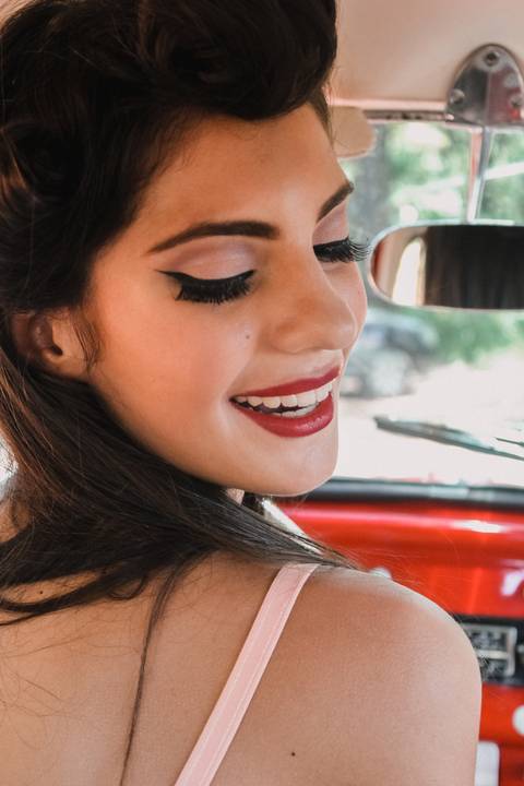 pin-up ensaio para maquiadora com tema antigo e carro antigo da época, portifólio cheio de personalidade onde mostra a habilidades tecnicas e tb criatividade para se adaptar a temas específicos'