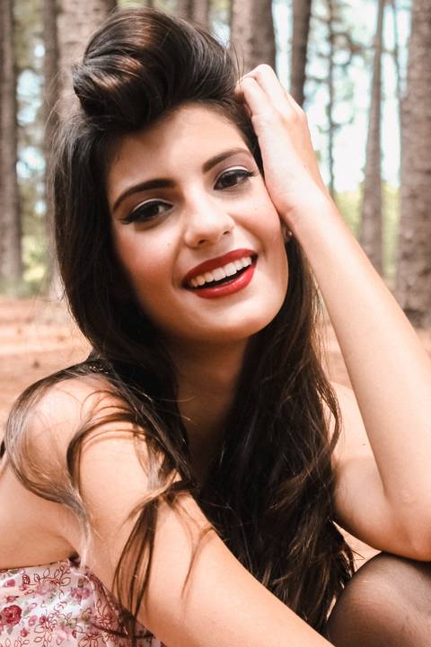 pin-up ensaio para maquiadora com tema antigo e carro antigo da época, portifólio cheio de personalidade onde mostra a habilidades tecnicas e tb criatividade para se adaptar a temas específicos'