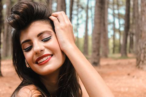 pin-up ensaio para maquiadora com tema antigo e carro antigo da época, portifólio cheio de personalidade onde mostra a habilidades tecnicas e tb criatividade para se adaptar a temas específicos'