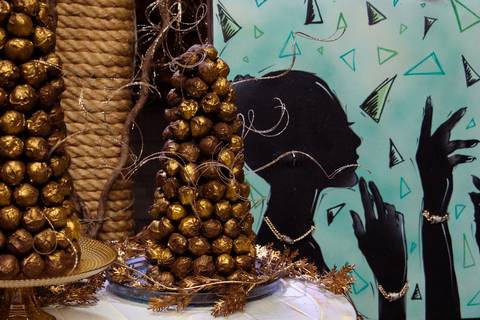 sarah andrade fazendo tatuagem no evento em sp do lançamento das peças de jóias dela'