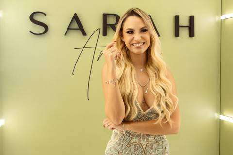 sarah andrade fazendo tatuagem no evento em sp do lançamento das peças de jóias dela'