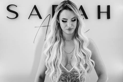 sarah andrade fazendo tatuagem no evento em sp do lançamento das peças de jóias dela'