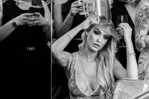 sarah andrade fazendo tatuagem no evento em sp do lançamento das peças de jóias dela'