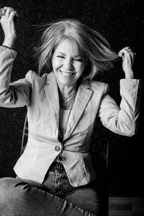 suzy amantini doutora e professora de design, palestrante e referencia como branding'