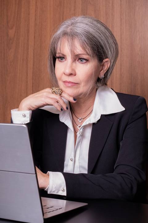 suzy amantini doutora e professora de design, palestrante e referencia como branding'