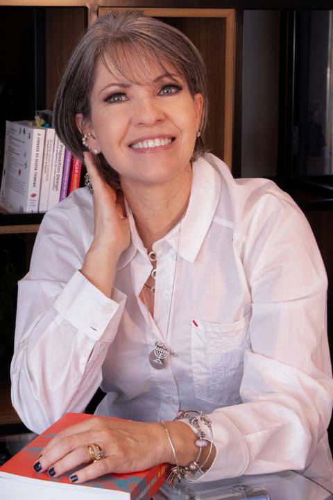 suzy amantini doutora e professora de design, palestrante e referencia como branding'