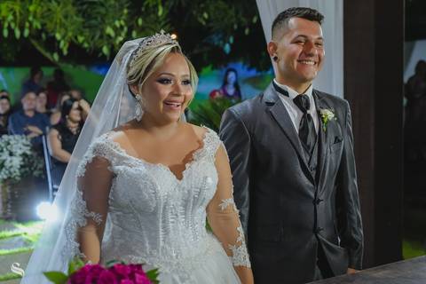 noiva na frente do altar ouvindo o sermão do pastor'