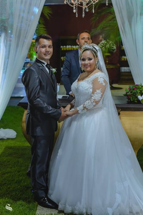 noivos aguardando a entrada das alianças'