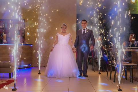fogos para entrada dos noivos na pista de dança'