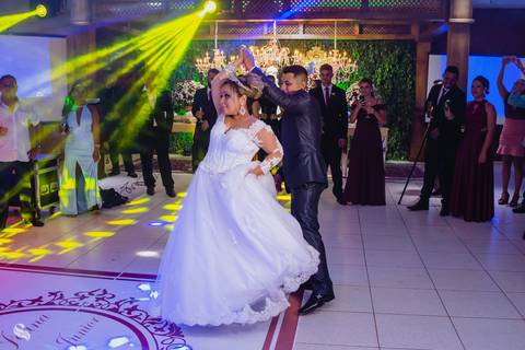 noivos dançando a valsa'