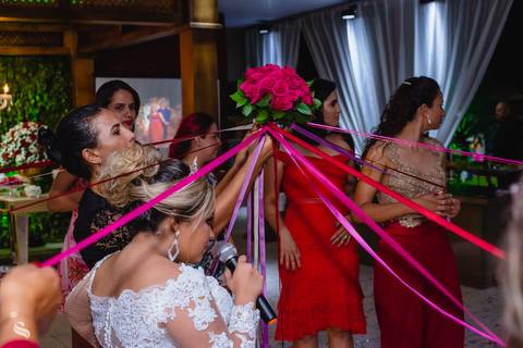 o buquê foi entregue na forma de cortar a fita'