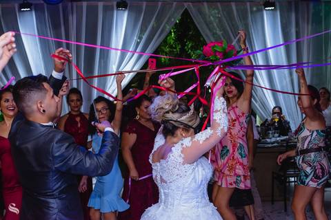 o buquê foi entregue na forma de cortar a fita'