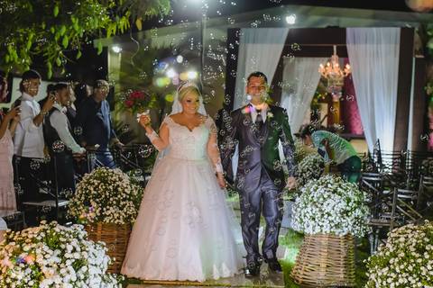 bolhas de sabão na saida dos noivos'