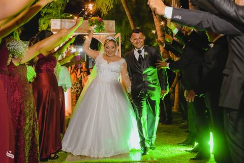 saida dos noivos com os iluminados foguinho spark'