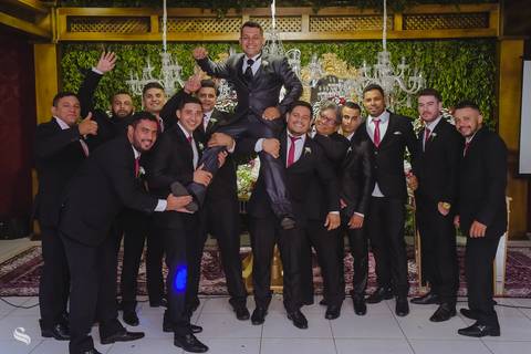 noivo com seus padrinhos'