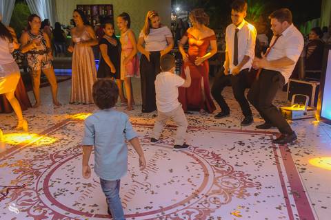 pista de dança agitada com um funk'