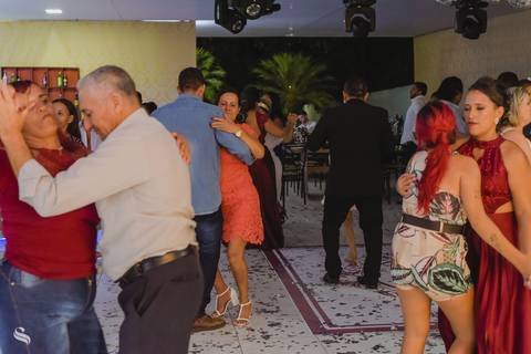 pista de dança agitada com um forro daqueles'