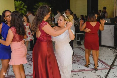 pista de dança agitada com um forro daqueles'