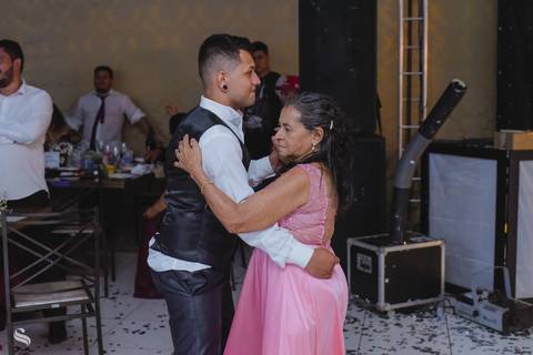 pista de dança agitada com um forro daqueles'