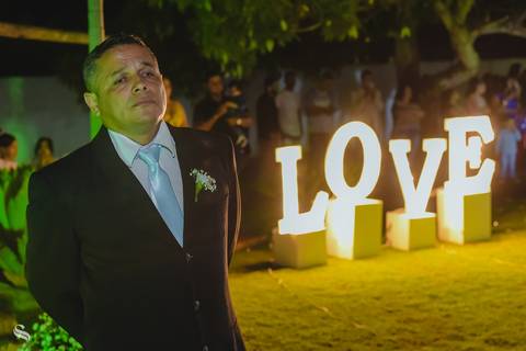 Pai da noiva ansioso pela entrada da filha. '