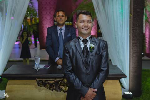 Noivo esperando sua noiva no altar'