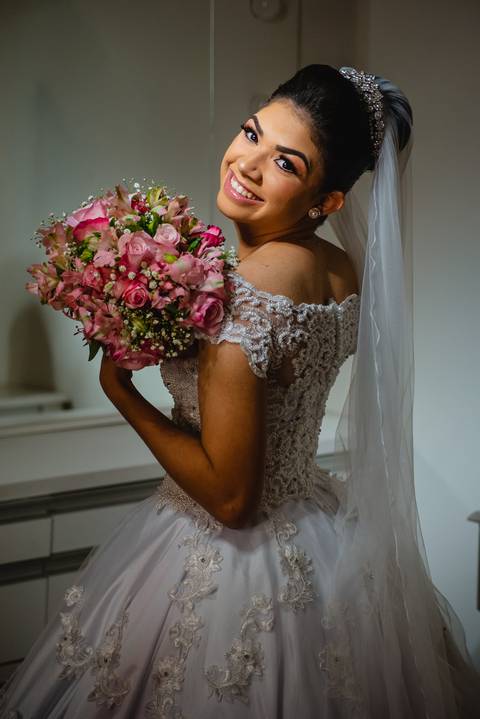 A noiva Debora com seu buquê no salão de beleza Harmonize em Rondonópolis-MT, fotografo Sergio Simões.'