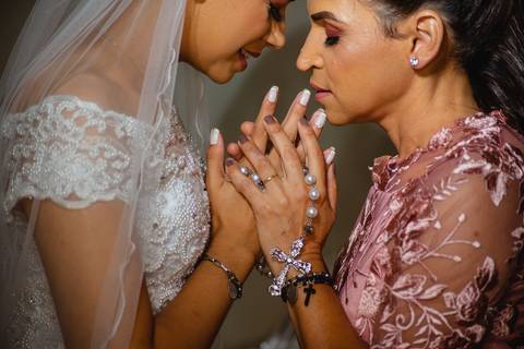 A noiva Debora no momento de fé com sua mãe, linda fotografia no salão de beleza Harmonize em Rondonópolis-MT, fotografo Sergio Simões.'