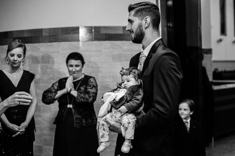 noivo Mauricio recepcionando os convidados da na porta da igreja São José Operário  em Rondonópolis-MT, fotografo Sergio Simões.'