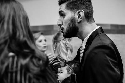 noivo Mauricio recepcionando os convidados da na porta da igreja São José Operário  em Rondonópolis-MT, fotografo Sergio Simões.'