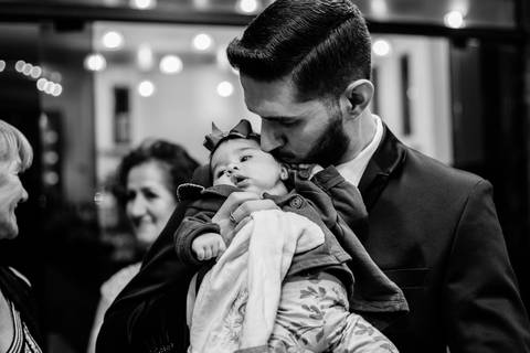 noivo Mauricio recepcionando os convidados da na porta da igreja São José Operário  em Rondonópolis-MT, fotografo Sergio Simões.'