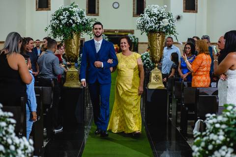 Entrada do noivo Mauricio com sua mãe na igreja São José Operário  em Rondonópolis-MT, fotografo Sergio Simões.'