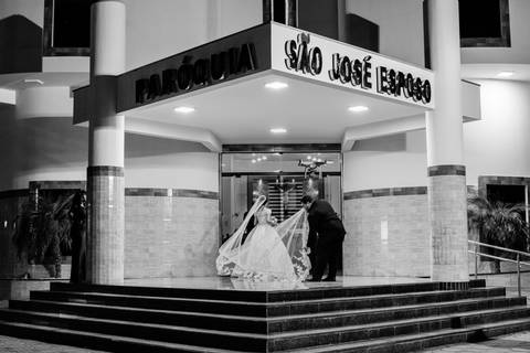 Entrada da noiva Debora aguardando sua entrada na igreja São José Operário  em Rondonópolis-MT, fotografo Sergio Simões.'