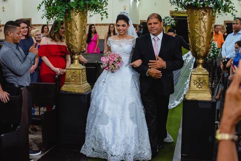 Entrada da noiva Debora com seu Pai na Igreja São José Operário  em Rondonópolis-MT, fotografo Sergio Simões.'