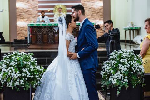 Noivo Mauricio recebendo sua noiva Debora na Igreja São José Operário  em Rondonópolis-MT, fotografo Sergio Simões.'